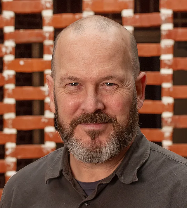 Collage af fire portrætter: tre mænd og en kvinde.