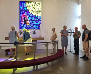 Et stort bål på en strand med tilskuere.