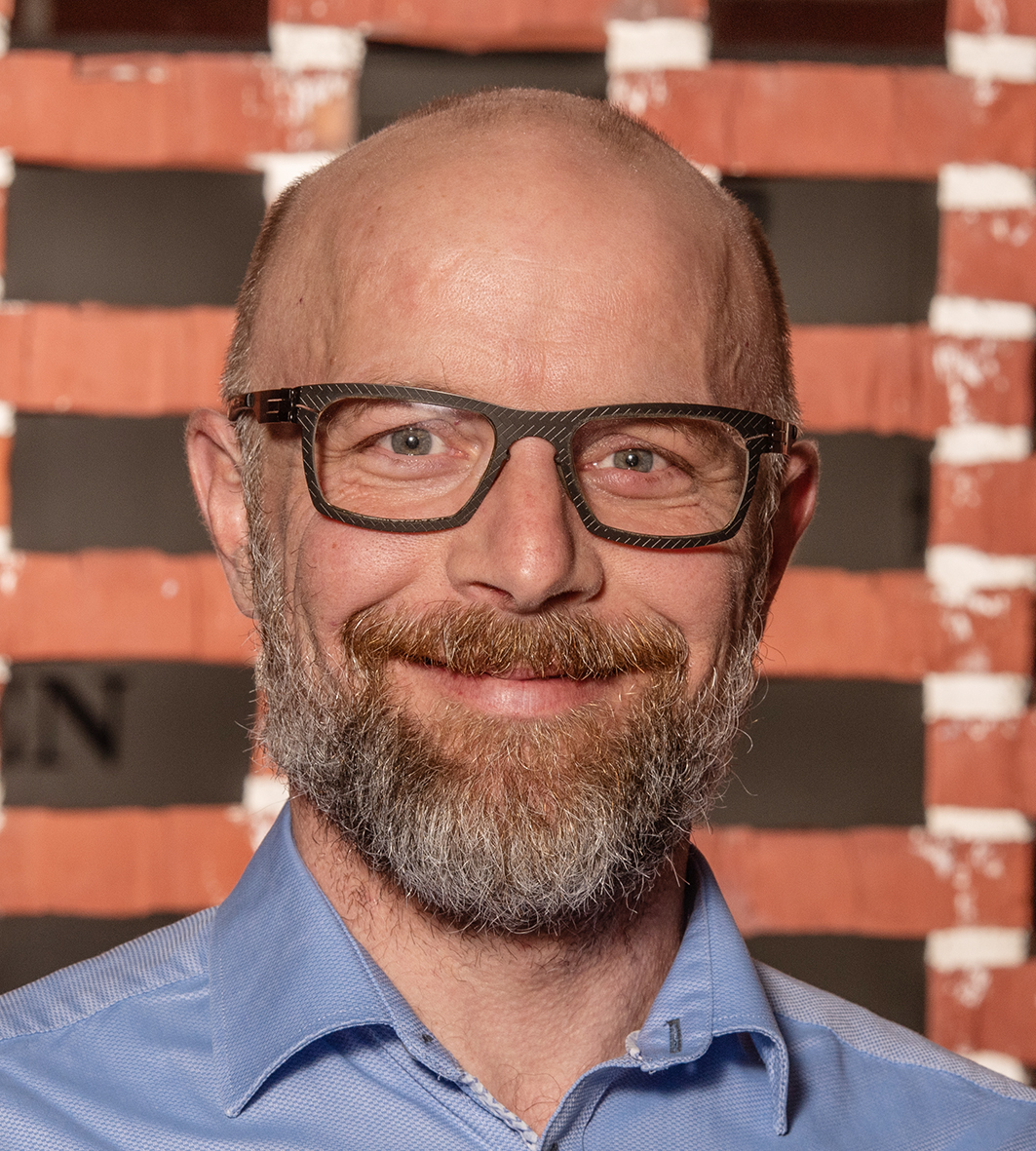 Collage af fire portrætter: tre mænd og en kvinde.