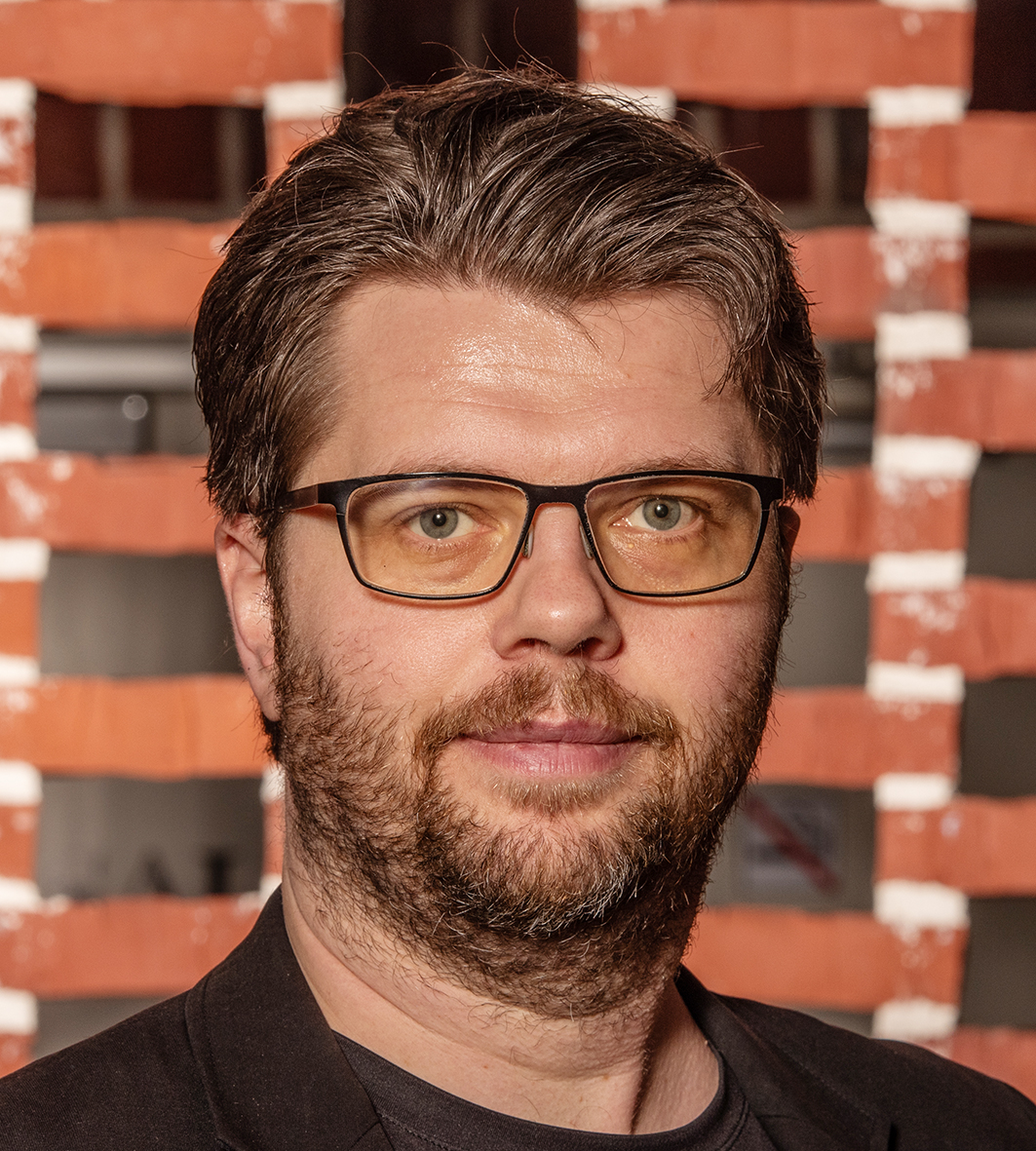 Collage af fire portrætter: tre mænd og en kvinde.