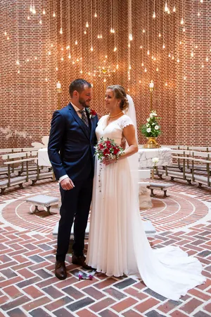 Et brudepar i en murstenskirke på deres bryllupsdag.